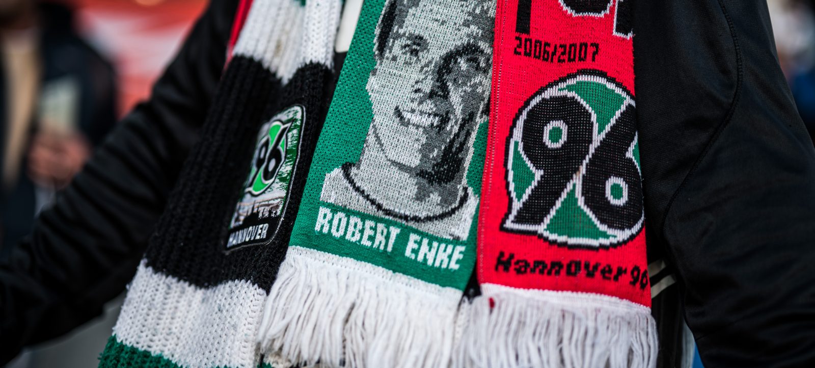 Ein Fan zeigt einen selbstgemachten Schal mit dem Bild von Robert Enke und dem Logo von Hannover 96 vor einem Spiel in der 2. Bundesliga.