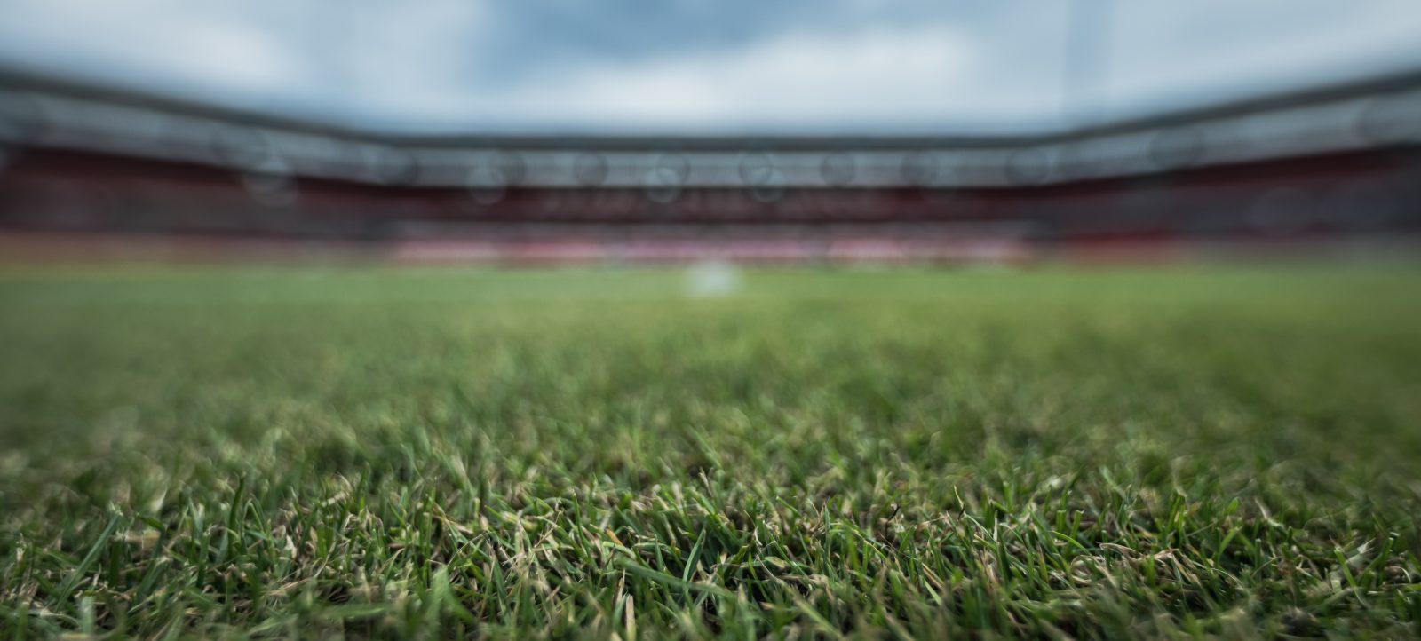 Allgemeiner Blick ins Stadion während eines Zweitliga-Spiels zwischen 1. FC Nürnberg und FC Erzgebirge Aue im Max-Morlock-Stadion in Nürnberg. Der Fokus liegt auf dem grünen Rasen im Vordergrund, während der Hintergrund das Stadion mit Sitzplätzen zeigt.