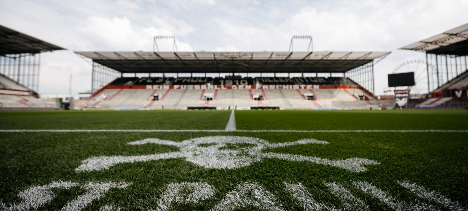 Ein allgemeiner Blick auf das Millerntor-Stadion vor dem Zweitliga-Spiel zwischen FC St. Pauli und Hamburger SV am 13. August 2021 in Hamburg, Deutschland. Das Bild zeigt den Rasen mit dem Logo des FC St. Pauli und die Tribünen im Hintergrund.