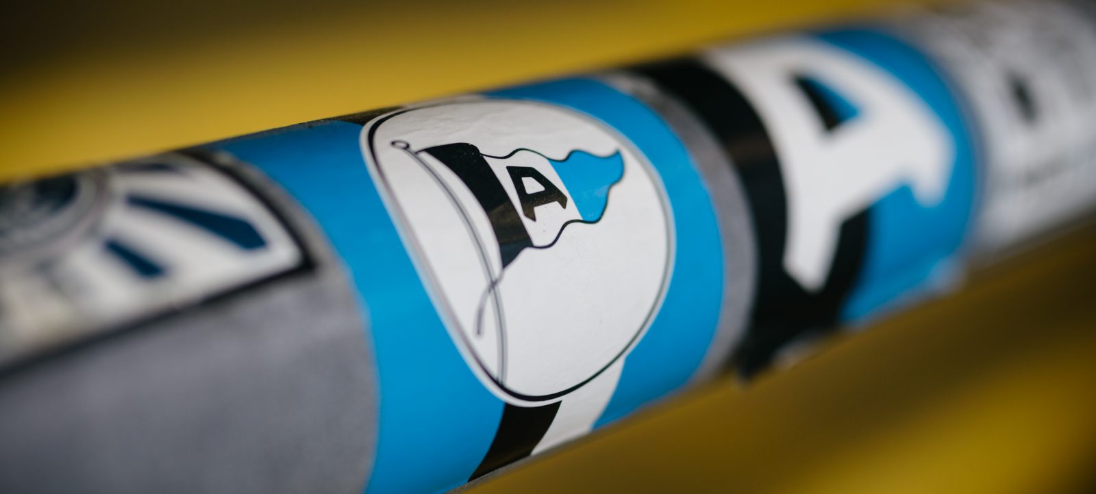 Nahaufnahme eines Stadionbandes mit dem Logo und der Aufschrift "DSC Arminia Bielefeld" vor einem Bundesliga-Spiel in der Schüco Arena in Bielefeld.