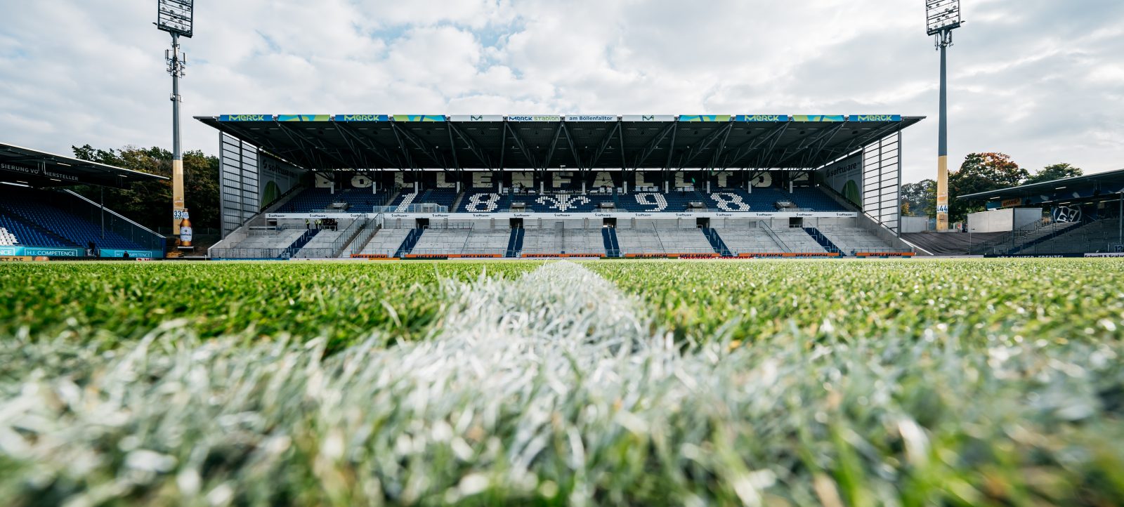 Ein allgemeiner Blick auf das Merck-Stadion am Böllenfalltor vor dem Zweitliga-Spiel zwischen SV Darmstadt 98 und SV Werder Bremen am 17. Oktober 2021 in Darmstadt, Deutschland. Das Bild zeigt den Rasen im Vordergrund mit den Sitzplätzen und der Haupttribüne im Hintergrund.