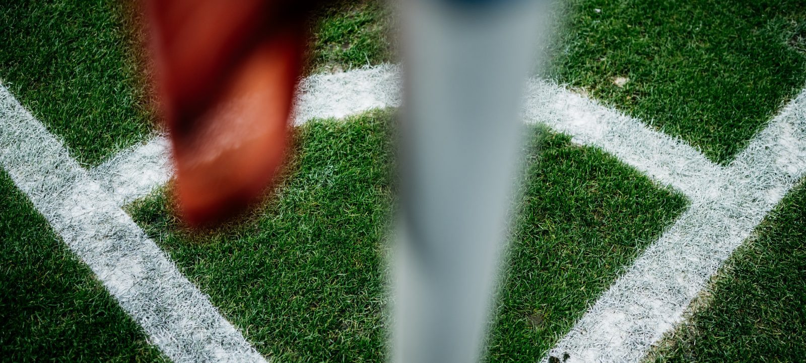 Ein allgemeiner Blick auf den Rasen vor dem Bundesliga-Spiel zwischen 1. FSV Mainz 05 und 1. FC Köln in der MEWA Arena in Mainz, Deutschland. Der Rasen zeigt weiße Markierungen und einen Teil eines Schuhs eines Spielers.
