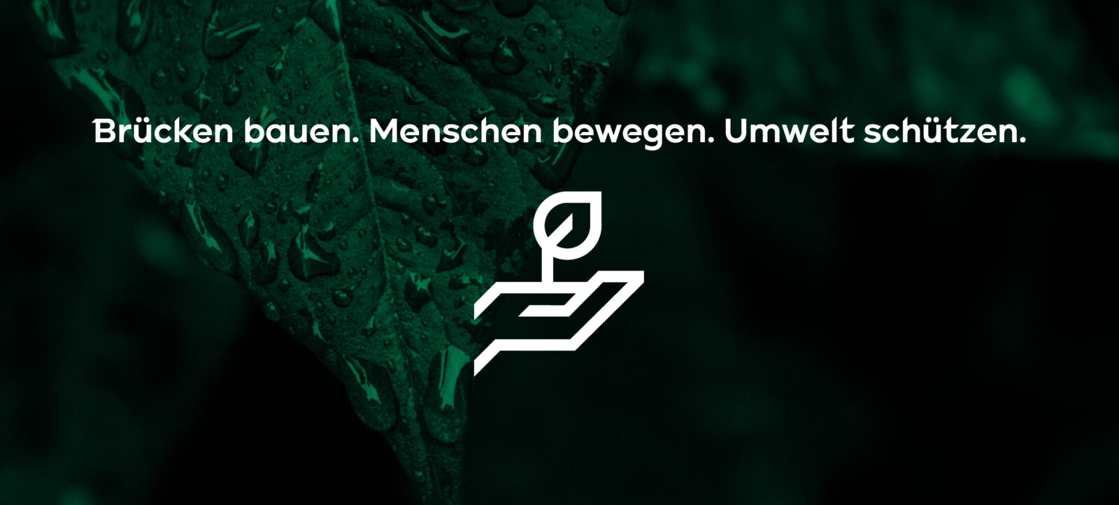 Grünes Hintergrundbild mit Wassertropfen auf einer Blattstruktur. Im Vordergrund steht der Text 'Brücken bauen. Menschen bewegen. Umwelt schützen.' sowie ein weißes Logo, das eine stilisierte Pflanze in einer Hand symbolisiert.