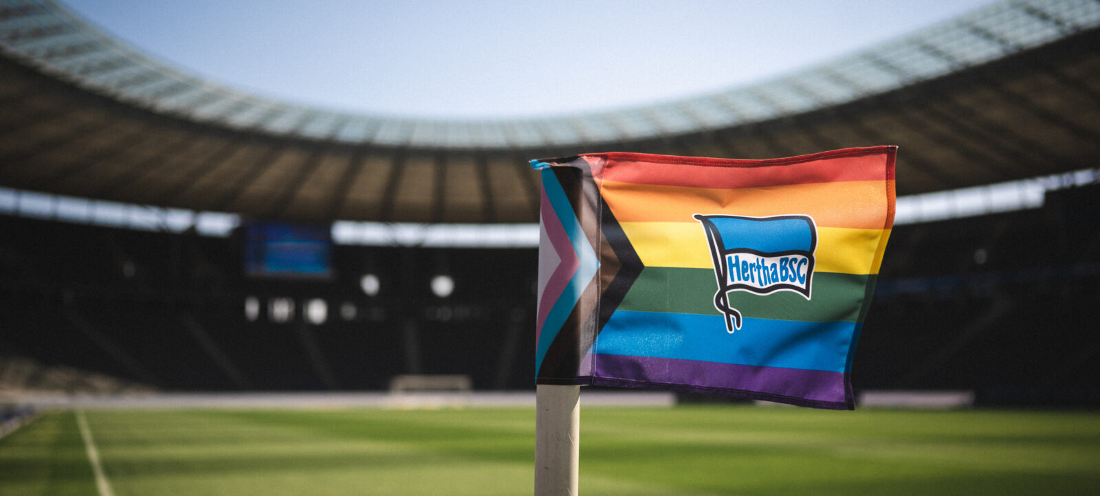 Progress-Flagge als Eckfahne auf einem Fußballfeld vor einem Spiel zwischen Hertha BSC und SV Werder Bremen am 22.04.2023 in Berlin, Deutschland. Das Stadion ist im Hintergrund zu sehen.