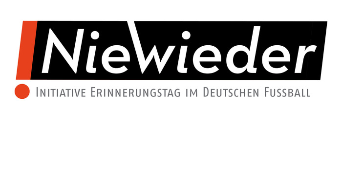 Logo der Initiative 'Nie wieder - Erinnerungstag im Deutschen Fußball'. Das Logo besteht aus einem schwarzen Rechteck mit weißer Schrift und einem orangefarbenen vertikalen Streifen auf der linken Seite. Darunter steht der Slogan 'Initiative Erinnerungstag im Deutschen Fußball'.