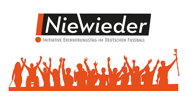 Logo der Initiative 'Niewieder - Erinnerungstag im Deutschen Fußball'. Das Logo zeigt eine Gruppe von Menschen in orangefarbenen Silhouetten, die jubeln und feiern, darunter auch eine Person im Rollstuhl. Oben steht der Schriftzug 'Niewieder' in weißer Schrift auf schwarzem Hintergrund, begleitet vom Slogan 'Initiative Erinnerungstag im Deutschen Fußball'.