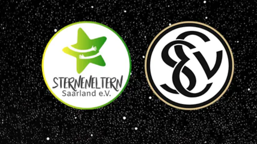 Zwei runde Aufnäher auf schwarzem Stoff. Links ein grüner Stern mit dem Text "STERNENELTERN Saarland e.V." und rechts ein schwarzer Schriftzug "SCV" auf weißem Hintergrund.