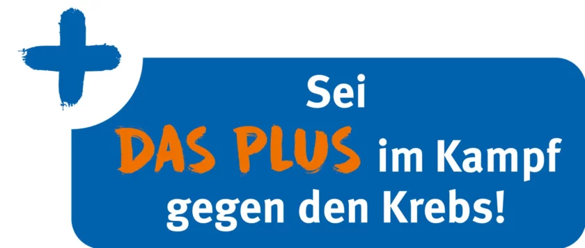 Ein blaues Schild mit einem blauen Kreuz in der oberen linken Ecke. Der Text auf dem Schild lautet: "Sei DAS PLUS im Kampf gegen den Krebs!