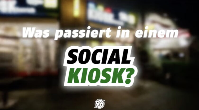 Bild mit der Frage 'Was passiert in einem Social Kiosk?' im Vordergrund, Hintergrund zeigt unscharf einen Raum mit Menschen und Regalen.