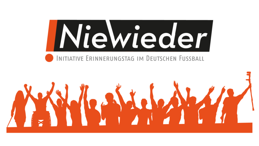 Logo der Initiative 'Niewieder - Erinnerungstag im Deutschen Fussball'. Das Logo zeigt eine Gruppe von Menschen in Silhouette, die jubeln und feiern, darunter auch eine Person im Rollstuhl. Der Text 'Niewieder' ist in großen, weißen Buchstaben auf schwarzem Hintergrund dargestellt, darunter steht 'Initiative Erinnerungstag im Deutschen Fussball' in kleinerer Schrift.