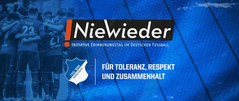 Eine Gruppe von Fußballspielern in blauen Trikots umarmen sich auf dem Spielfeld. Im Vordergrund steht der Text "Niewieder - Initiative Erinnerungstag im Deutschen Fußball" und das Logo des TSG Hoffenheim. Der Slogan "Für Toleranz, Respekt und Zusammenhalt" ist ebenfalls zu sehen.