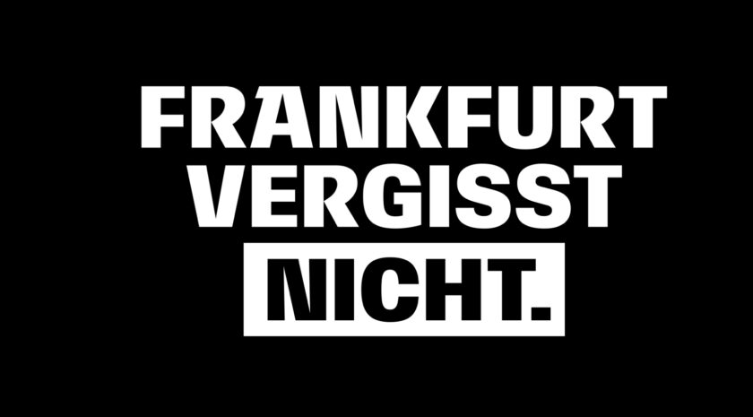 Schwarzes Banner mit weißer Schrift, das den Text 'FRANKFURT VERGISST NICHT.' zeigt.