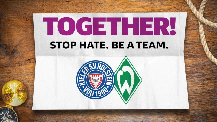 Plakat mit der Aufschrift 'TOGETHER! STOP HATE. BE A TEAM.' und den Logos von KSV Holstein und Werder Bremen, daneben ein goldener und ein silberner Kompass.