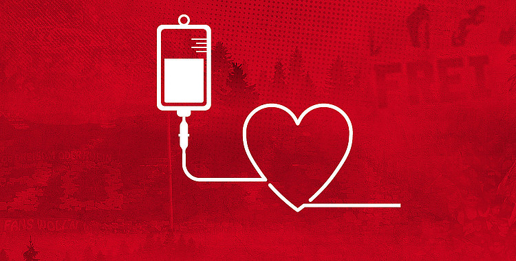 Ein weißer Tropf mit einer Herzform am Ende, verbunden durch einen Schlauch, auf rotem Hintergrund.