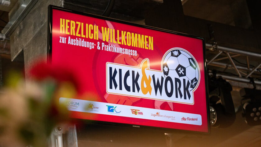 Ein digitales Schild mit der Aufschrift "Herzlich Willkommen zur Ausbildungs- & Praktikumsmesse" und dem Logo "Kick&Work". Im Hintergrund sind verschiedene Logos von Unterstützern und Partnern zu sehen.