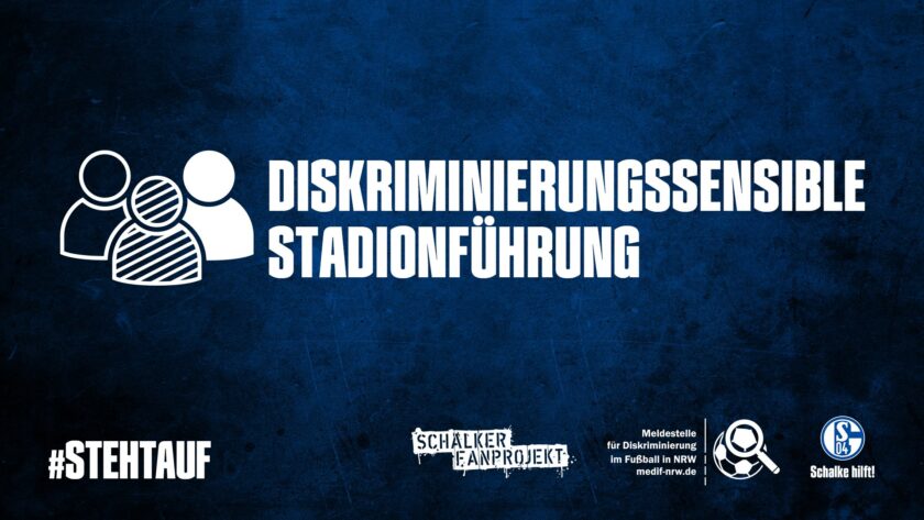 Plakat mit der Aufschrift 'Diskriminierungssensible Stadionführung'. Links ein Symbol mit drei Personen, darunter der Hashtag #STEHTAUF. Rechts die Logos von 'Schalker Fanprojekt', 'Meldestelle für Diskriminierung im Fußball in NRW' und 'Schalke hilft!'.