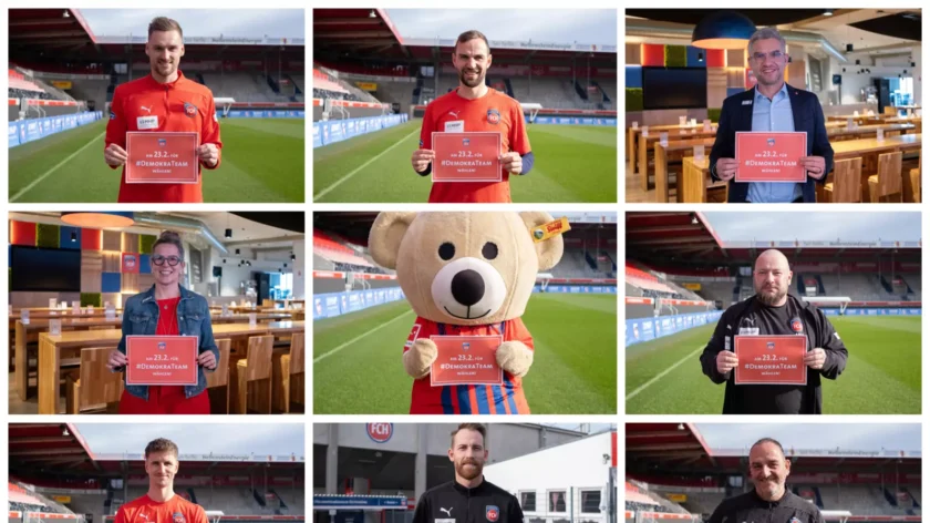 Eine Collage aus neun Bildern, die verschiedene Personen und einen Bären zeigen, die alle ein Schild mit der Aufschrift "Am 23.2. für #DemokraTeam wählen!" halten. Die Bilder wurden in einem Fußballstadion und in einem Innenraum aufgenommen. Die Personen tragen unterschiedliche Kleidung, darunter Trikots und Alltagskleidung.