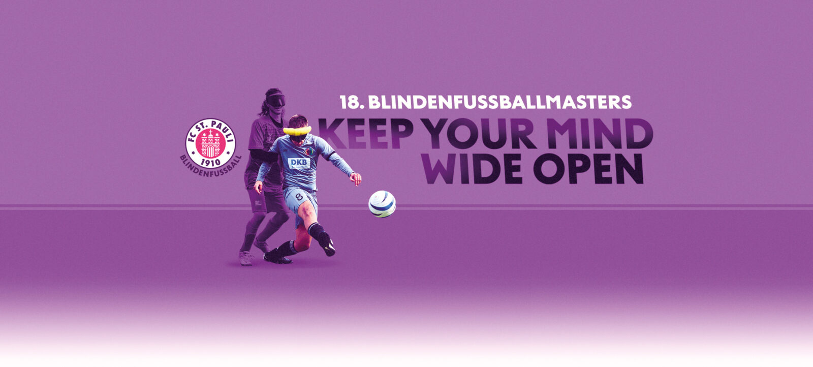 Zwei Spieler beim Blindenfußball, einer in blauer und einer in schwarzer Kleidung, auf einem lila Hintergrund. Der Text "18. BLINDENFUSSBALLMASTERS KEEP YOUR MIND WIDE OPEN" ist sichtbar, zusammen mit dem Logo des FC St. Pauli Blindenfußball.
