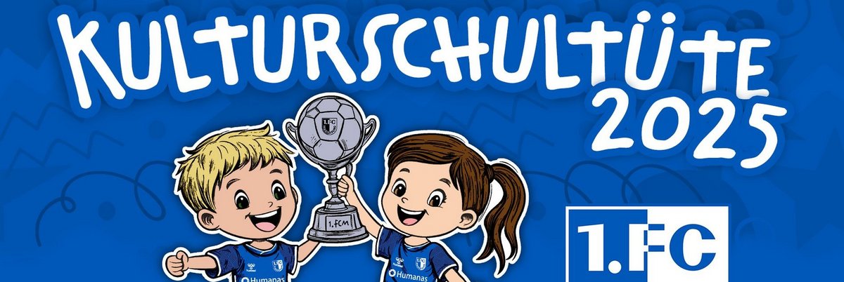 Zwei lächelnde Kinder in blauen Trikots halten einen Pokal mit einem Fußball darauf. Im Hintergrund steht der Text 'Kulturschultüte 2025' und das Logo '1.FC'.