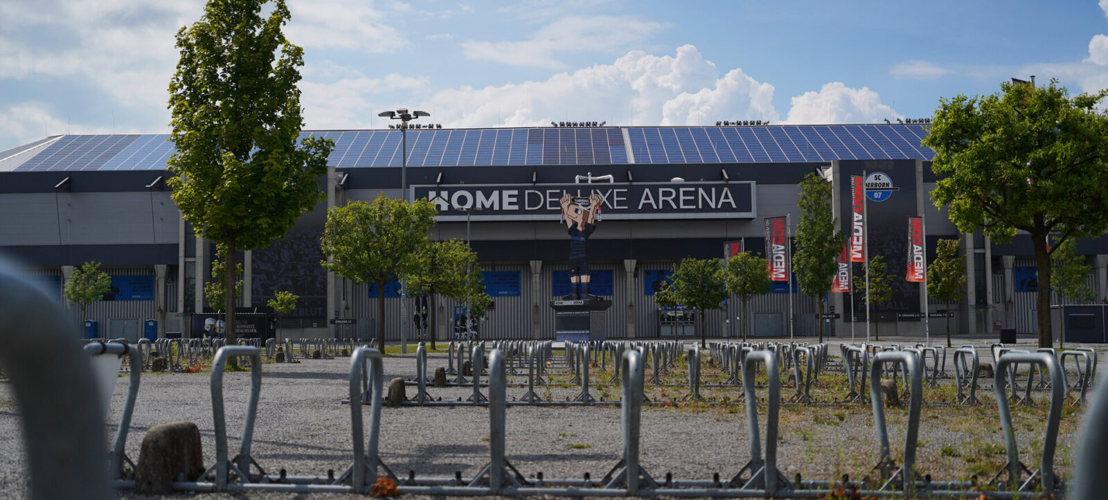 Home Deluxe Arena in Bochum mit Solarpanels auf dem Dach und Fahrradstellplätzen im Vordergrund.
