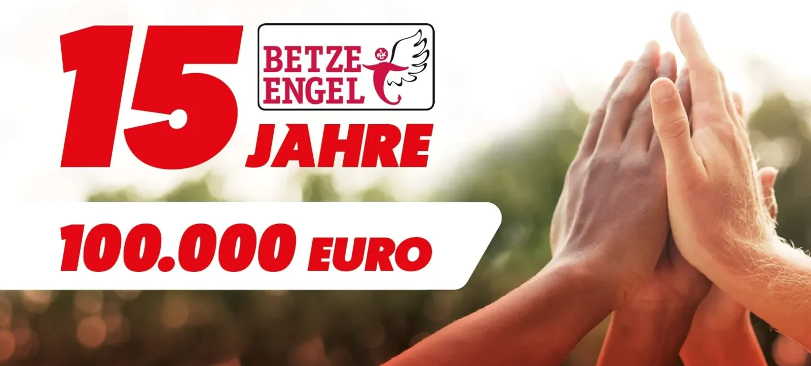 Feierliche Jubiläumsankündigung: 15 Jahre Betze Engel mit 100.000 Euro. Zwei Hände geben sich ein High-Five vor einem unscharfen Hintergrund, während ein Logo mit einem Engel und den Worten 'Betze Engel' sowie die Zahlen '15 Jahre' und '100.000 Euro' in Rot und Weiß prominent angezeigt werden.