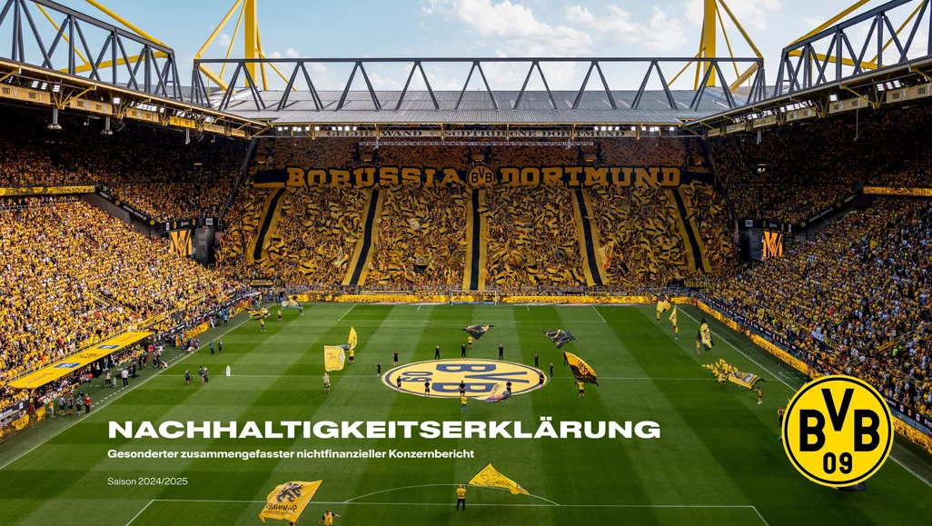 Blick auf das Stadion von Borussia Dortmund während eines Spiels. Die Tribünen sind mit gelb gekleideten Fans gefüllt, die eine Choreografie mit dem Schriftzug 'BORUSSIA DORTMUND' und einem großen BVB-Logo präsentieren. Im Vordergrund ist der Rasenplatz mit Spielern und Flaggen zu sehen. Im unteren Bereich des Bildes steht der Text 'NACHHALTIGKEITSERKLÄRUNG Gesonderter zusammengefasster nichtfinanzieller Konzernbericht Saison 2024/2025'.