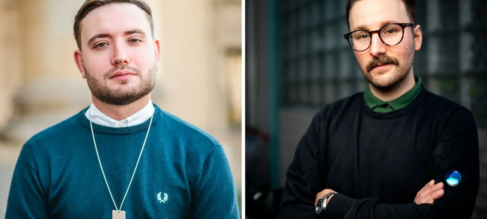 Zwei Männer stehen vor einem Gebäude. Der Mann links trägt ein blaues Sweatshirt mit einem Emblem und eine Kette mit einem Anhänger. Der Mann rechts trägt eine schwarze Jacke, eine grüne Bluse und eine Brille. Beide schauen direkt in die Kamera.