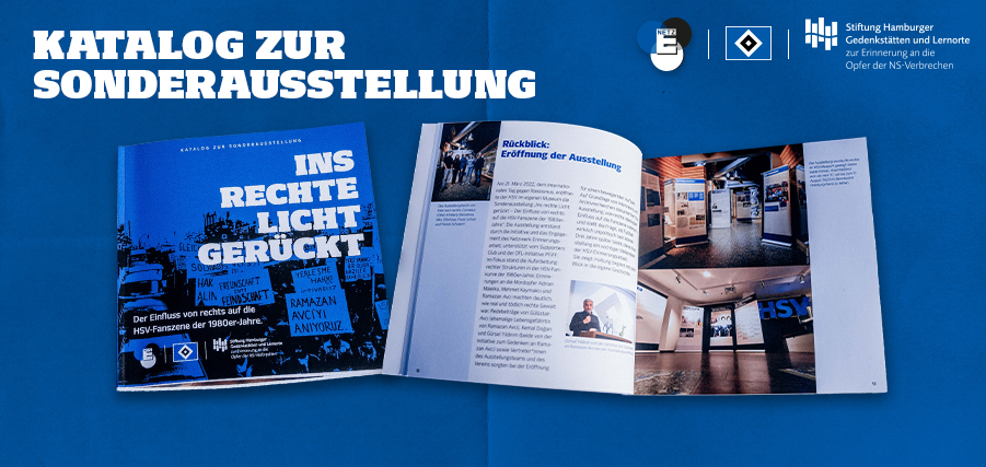 Aufgeschlagener Katalog zur Sonderausstellung 'Ins Rechte Licht gerückt' mit dem Untertitel 'Der Einfluss von rechts auf die HSV-Fanszene der 1980er-Jahre'. Das linke Bild zeigt das Cover des Katalogs mit einem Foto von Plakaten und Transparenten. Das rechte Bild zeigt eine Doppelseite mit Text und Fotos aus der Ausstellung, darunter ein Bild eines Ausstellungsraums mit Informationen und einem Porträtfoto.