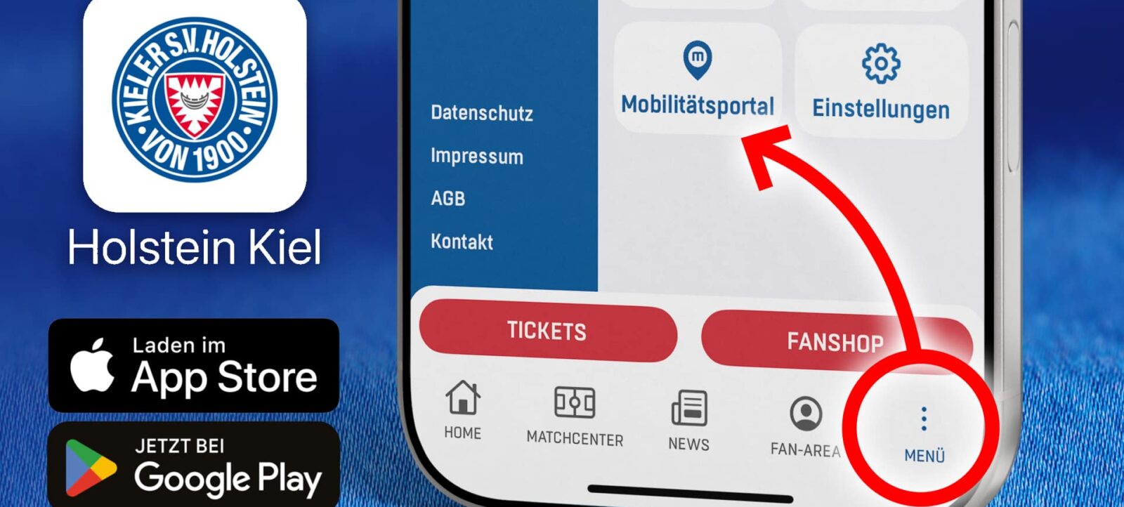 Smartphone mit der App von Holstein Kiel, die ein Mobilitätsportal und weitere Funktionen wie Tickets, Fanshop, Matchcenter, News und Fan-Area bietet. Der Bildschirm zeigt den Menü-Button, der zu Datenschutz, Impressum, AGB, Kontakt, Awareness, Mitgliedschaft und Einstellungen führt. Links daneben sind die Logos des App Stores und Google Play zu sehen, die zum Herunterladen der App einladen.