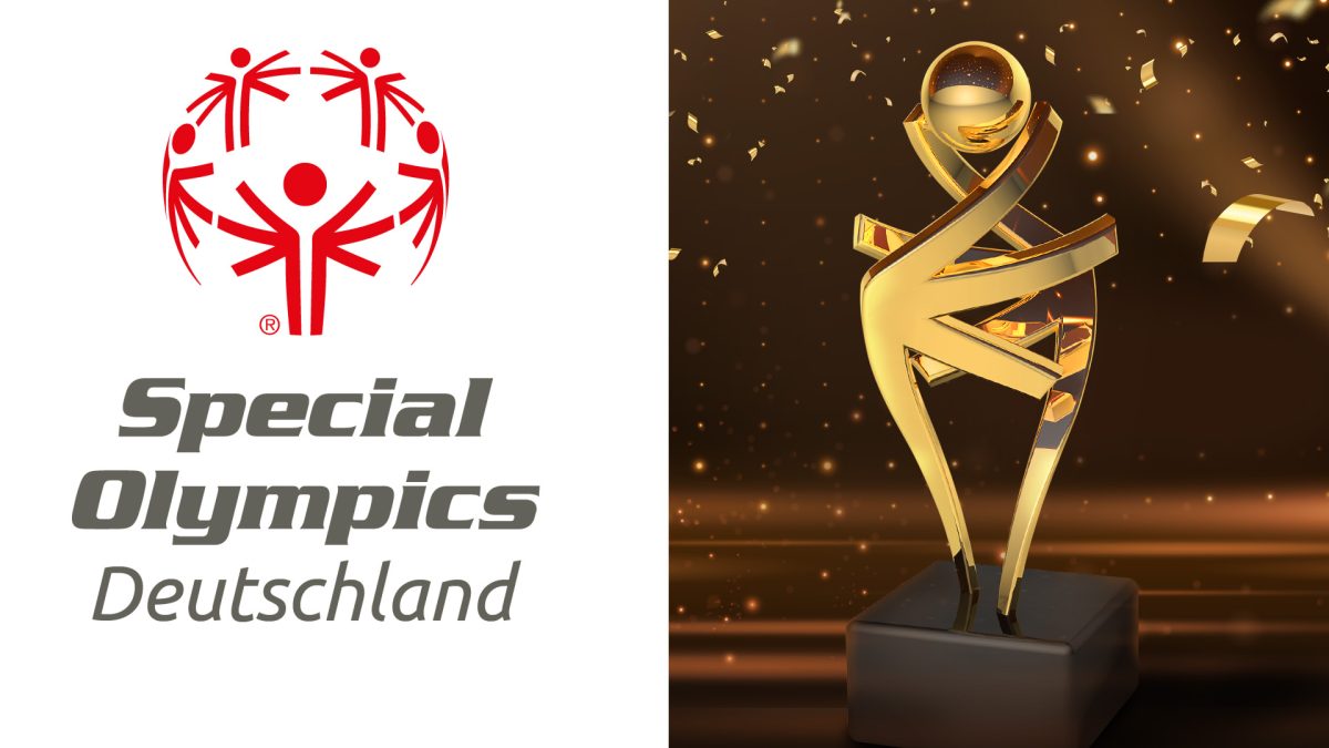 Logo der Special Olympics Deutschland neben einem goldenen Award. Das Logo zeigt stilisierte Figuren in einem Kreis, die sich an den Händen halten. Der Award hat eine abstrakte Form und steht auf einem schwarzen Sockel. Im Hintergrund sind goldene Lichter und Konfetti zu sehen.