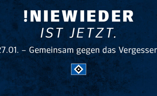 Blaue Hintergrund mit weißem Text, der '!NIEWIEDER IST JETZT. 27.01. – Gemeinsam gegen das Vergessen!' lautet. Unten links ist das Logo des Hamburger SV zu sehen.
